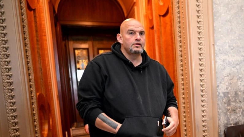 El senador John Fetterman (D-Pa.) Sale de la Cámara del Senado antes de una votación sobre un paquete de ayuda exterior en el Capitolio de EE.UU. en Washington el 23 de abril de 2024. (Mandel Ngan/AFP vía Getty Images)