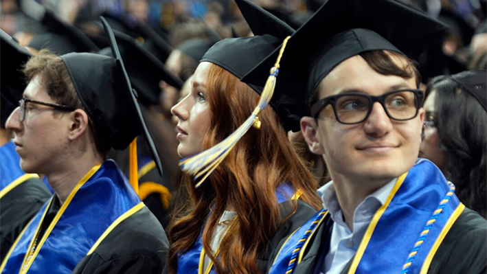 Los graduados de la UCLA asisten sentados a su ceremonia de graduación en el Pauley Pavilion de Los Ángeles el 14 de junio de 2024. (Damian Dovarganes/Foto AP)