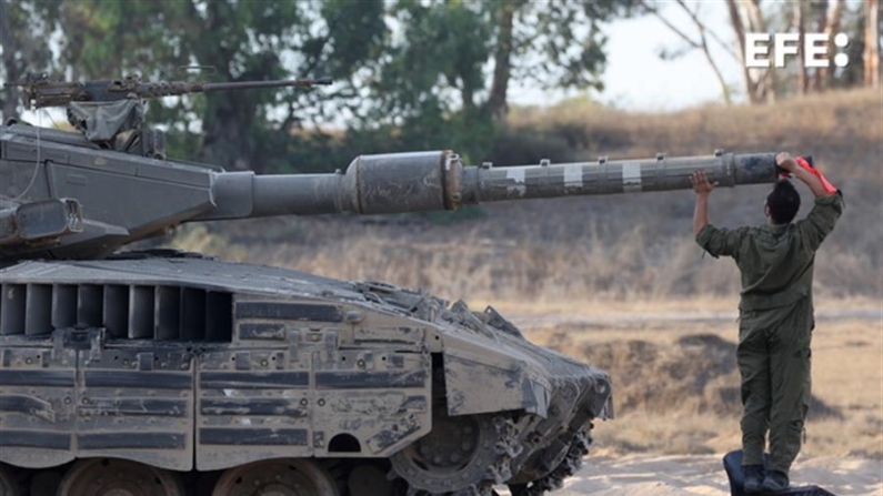 Un soldado israelí inspecciona un tanque cerca de la frontera con Gaza. EFE/EPA/Abir Sultan