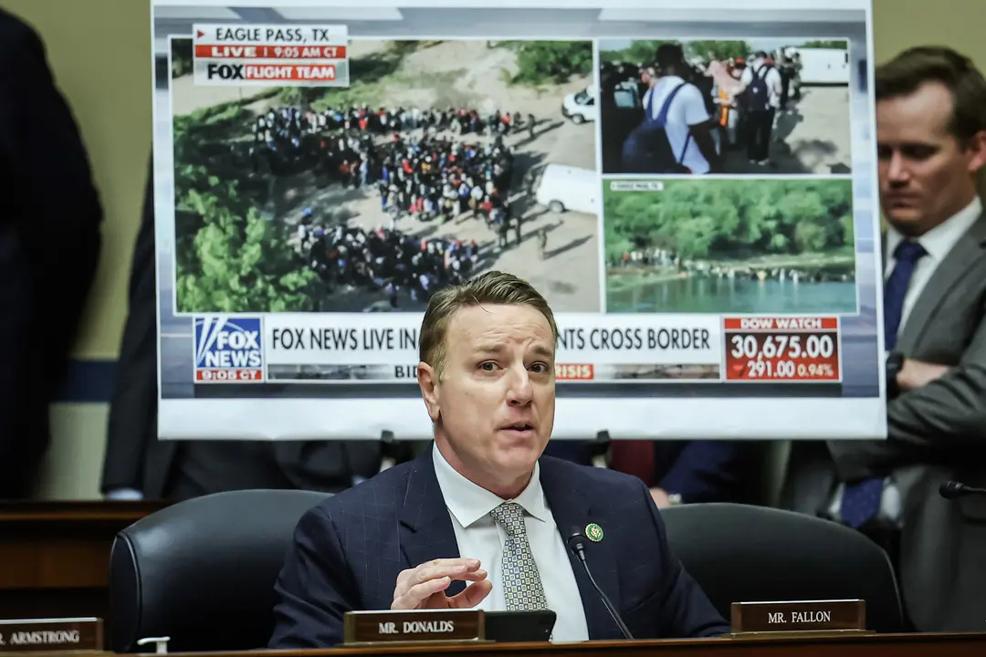 El representante Pat Fallon (R-Texas) interroga a un testigo durante una audiencia sobre la frontera sur de Estados Unidos, en Washington el 7 de febrero de 2023. (Kevin Dietsch/Getty Images)