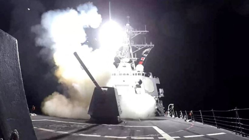 Un misil de ataque terrestre Tomahawk (TLAM) es lanzado desde el destructor de misiles guiados USS Gravely de la Armada estadounidense clase Arleigh Burke contra lo que el ejército estadounidense describe como objetivos militares hutíes en Yemen, el 3 de febrero de 2024. (Comando Central de Estados Unidos/Handout vía Reuters)
