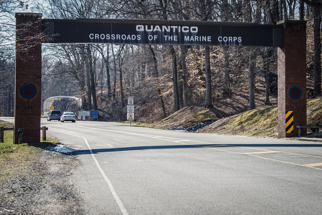 La puerta principal de la base del Cuerpo de Marines de Estados Unidos en Quantico, Virginia, el 22 de marzo de 2013. Uno de los dos ciudadanos jordanos que intentaron acceder a la base el 3 de mayo era un extranjero ilegal incluido en la lista de vigilancia terrorista. (Jim Watson/AFP vía Getty Images)