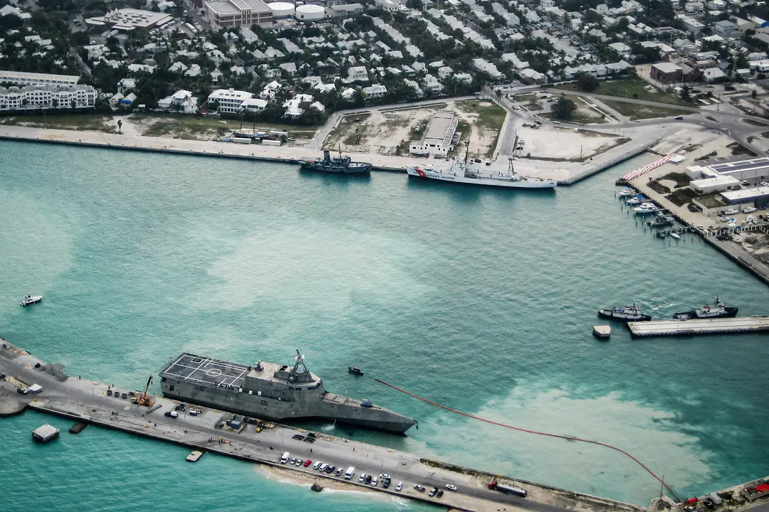 Buques de la Marina estadounidense atracados en la Estación Aérea Naval de Key West en Key West, Florida, el 29 de marzo de 2010. Un almirante de la Armada ha dicho recientemente que extranjeros de China y Rusia intentan entrar en las bases de la Armada "dos o tres veces por semana". (Nicholas Kontodiakos/ Marina de EE.UU. vía Getty Images)