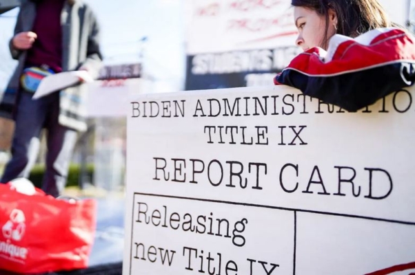 Concentración en la Casa Blanca para presionar al gobierno de Biden para que publique la norma final sobre el Título IX, el 5 de diciembre de 2023. (Leigh Vogel/Getty Images)