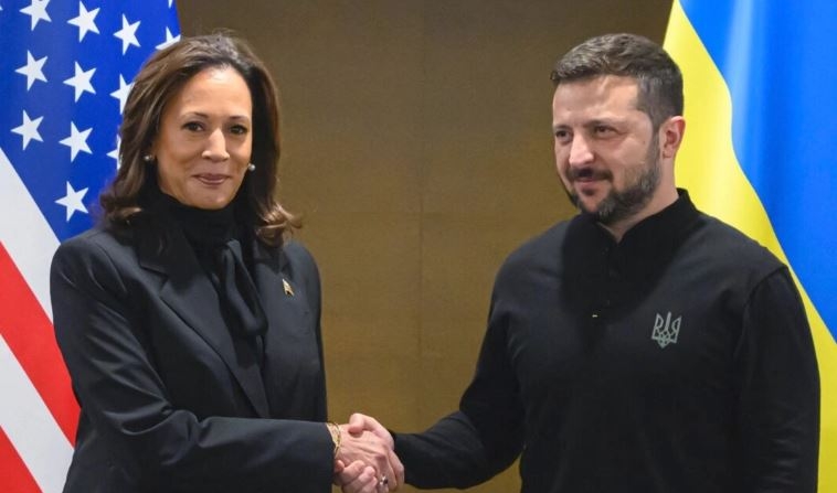 La vicepresidenta de EE. UU., Kamala Harris (izq.), estrecha la mano del presidente de Ucrania, Volodimir Zelenski, durante una reunión al margen de la Cumbre sobre la paz en Ucrania, en el lujoso complejo turístico de Burgenstock, cerca de Lucerna, Suiza, el 15 de junio de 2024. (Alessandro Della Valle/POOL/AFP vía Getty Images)