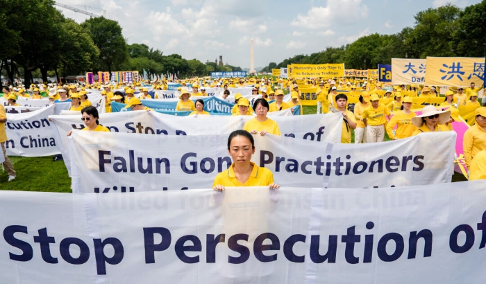 Los practicantes de Falun Dafa piden el fin de la persecución del grupo espiritual en China, durante un evento que marca los 24 años desde el inicio de la persecución, en el Capitolio, el 20 de julio de 2023. (Samira Bouaou/The Epoch Times)