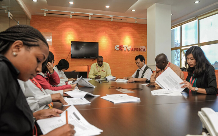 Periodistas de China Central Television (CCTV) África, asisten a una reunión editorial en las instalaciones de la cadena, en Nairobi, Kenia, el 12 de junio de 2012. (Simon Maina/AFP/GettyImages)