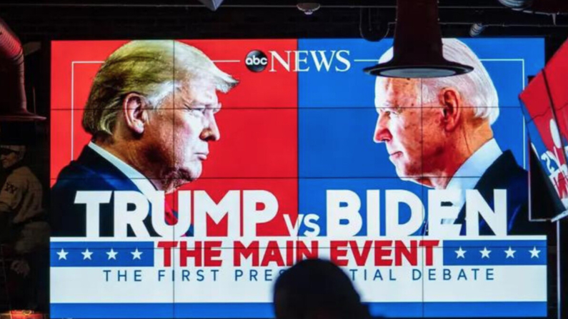 El primer debate presidencial entre los candidatos Donald Trump y Joe Biden durante las elecciones de 2020 se transmite en el Walters Sports Bar en Washington el 29 de septiembre de 2020. (Sarah Silbiger/Getty Images)