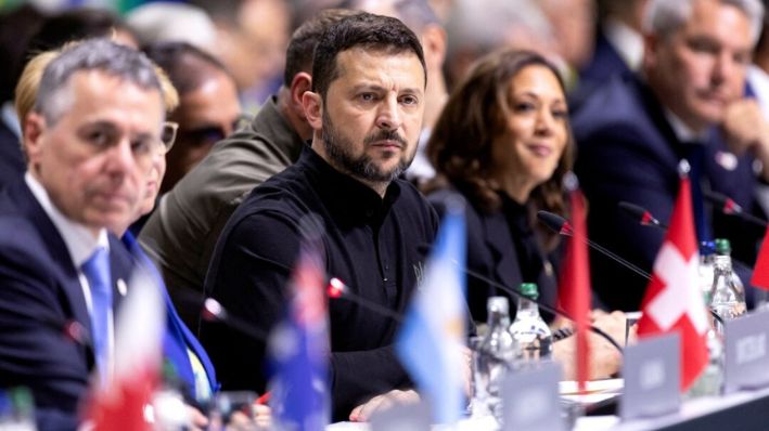 La vicepresidenta de Estados Unidos, Kamala Harris, el presidente de Ucrania, Volodímir Zelenski, y el secretario del Consejo de Seguridad, Armen Grigoryan, de Armenia, durante la sesión plenaria de apertura de la Cumbre sobre la paz en Ucrania, en Stansstad, cerca de Lucerna, Suiza, el 15 de junio de 2024. (Michel Buholzer/Pool vía Reuters)