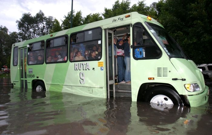 Imagen de archivo de un autobús de transporte público con aproximadamente 70 pasajeros que permanece varado luego de las intensas lluvias que se presentaron en la Ciudad de México. (EFE/Str)