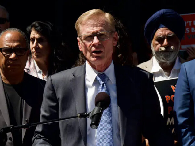 Greg Totten habla en apoyo de la Ley de Reducción del Robo, la Drogadicción y la Falta de Vivienda en una conferencia de prensa en Sacramento, California, el 12 de junio de 2024. (Travis Gillmore/The Epoch Times)