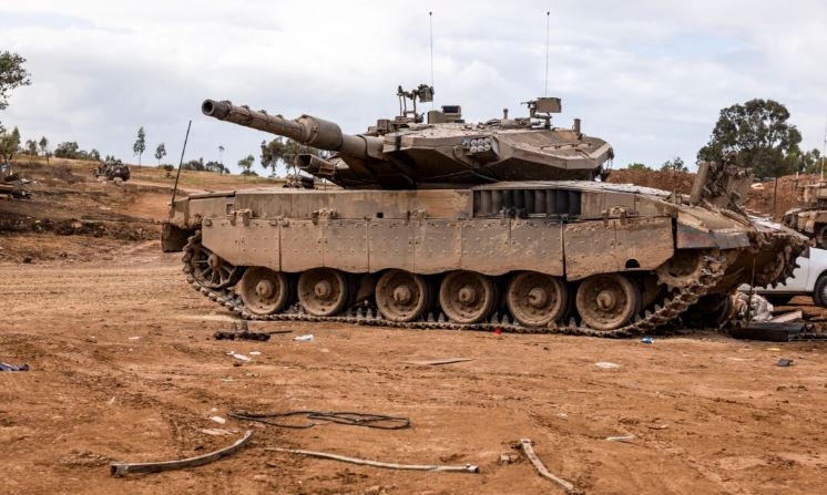 Miembros de las Fuerzas de Defensa Israelíes (IDF) trabajan en una zona de preparación cerca de la frontera de Gaza, a las afueras de la ciudad de Sedero en Tel Aviv, Israel, el 27 de noviembre de 2023. (Spencer Platt/Getty Images)