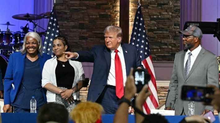 Trump corteja a los votantes negros en un evento en Detroit