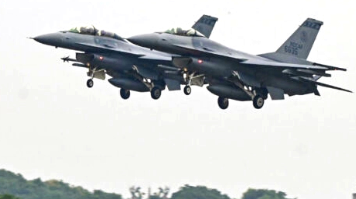 Dos aviones de combate armados F-16V sobrevuelan una base de la Fuerza Aérea en Chiayi, al sur de Taiwán, el 5 de enero de 2022. (Sam Yeh/AFP vía Getty Images)