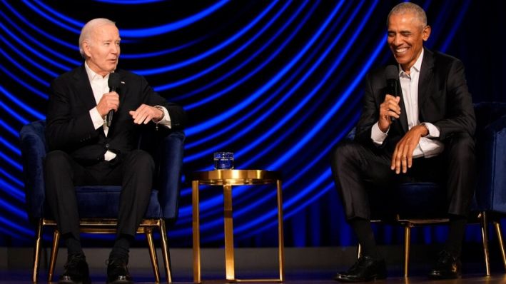 El presidente Joe Biden habla en un evento de campaña con el expresidente Barack Obama en el Teatro Peacock de Los Ángeles, el 15 de junio de 2024. (Foto AP/Alex Brandon)