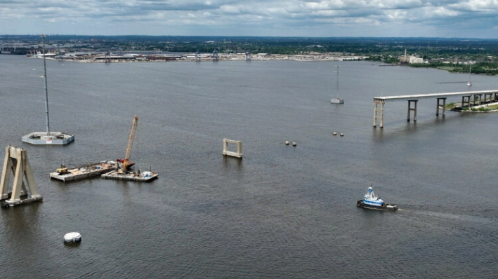 Un remolcador viaja hacia el Puerto de Baltimore mientras los equipos de salvamento continúan limpiando los restos del colapso del puente Francis Scott Key en el río Patapsco en Baltimore el 11 de junio de 2024. (Kevin Dietsch/Getty Images)