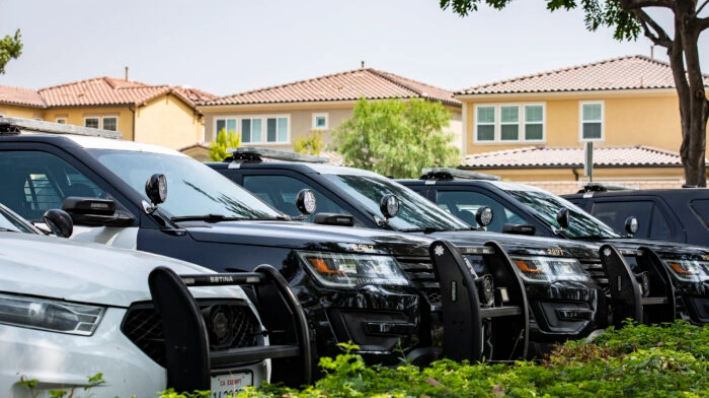 Vehículos del Departamento del Sheriff del Condado de Orange en Lake Forest, California, el 14 de septiembre de 2020. (John Fredricks/The Epoch Times)