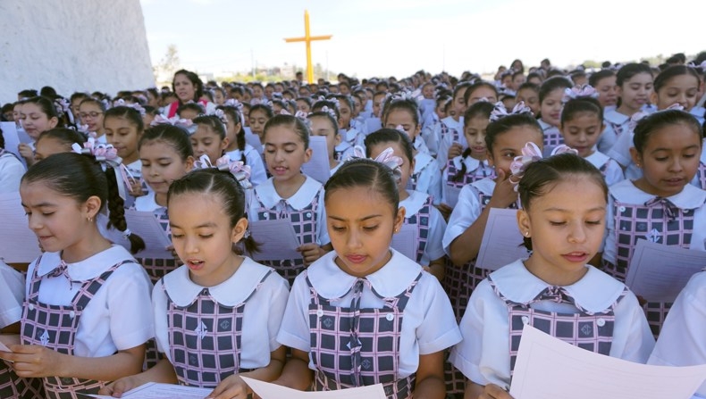Imagen de archivo de niños de primaria que participan en una lectura colectiva, en la ciudad de Gómez Palacio, en el estado de Durango, México. (Juan Cedillo/EFE).