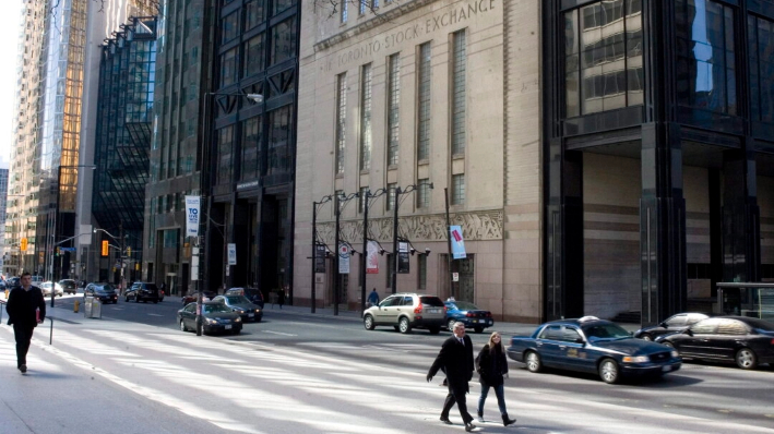 Vista general de Bay Street, en el corazón del distrito financiero de Toronto, en una foto de archivo. (The Canadian Press/Chris Young)