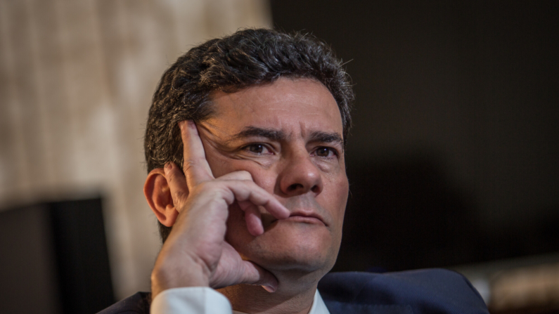 Imagen de archivo: El Ministro de Justicia brasileño Sergio Moro observa durante una entrevista el 31 de marzo de 2020 en Brasilia, Brasil. (Andre Coelho/Getty Images)