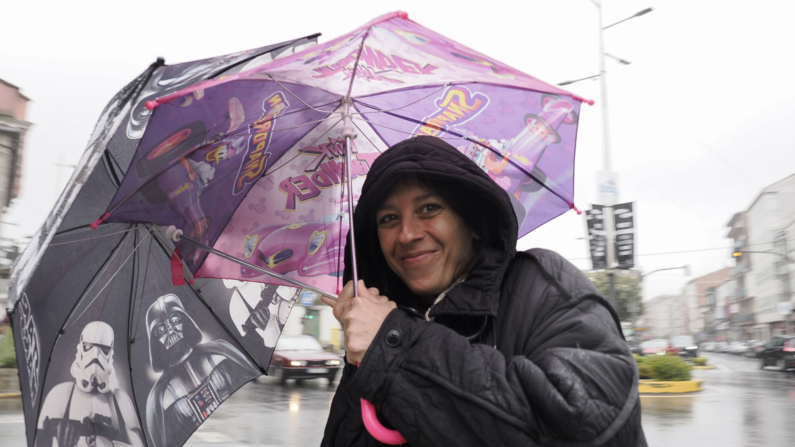 Una mujer se protege de la lluvia con un paraguas en Melide (A Coruña). EFE/ Eliseo Trigo