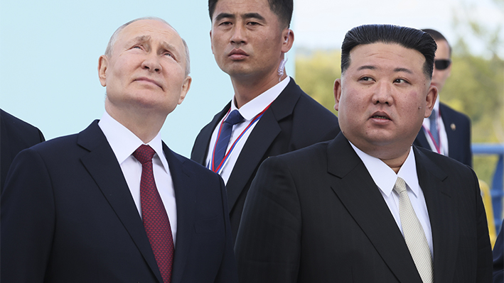 El presidente ruso Vladimir Putin, a la izquierda, y el líder de Corea del Norte, Kim Jong Un, examinan una plataforma de lanzamiento de cohetes Soyuz durante su reunión en el cosmódromo de Vostochny, a las afueras de la ciudad de Tsiolkovsky, a unos 200 kilómetros (125 millas) de la ciudad de Blagoveshchensk, en el extremo oriental de la región de Amur, Rusia, el miércoles 13 de septiembre de 2023. (Mikhail Metzel, Sputnik, Kremlin Pool Photo via AP, File)