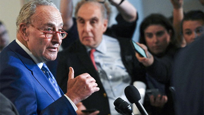 El líder de la mayoría del Senado, Chuck Schumer, habla con la prensa tras un foro bipartidista del Senado sobre Inteligencia Artificial (IA) en el Capitolio de EE. UU. en Washington el 13 de septiembre de 2023. (Andrew Caballero-Reynolds/AFP vía Getty Images)