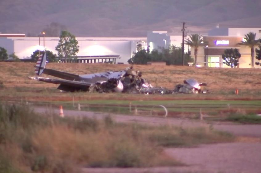 Mueren 2 personas al estrellarse un avión en un acto del Día del Padre al sur de California
