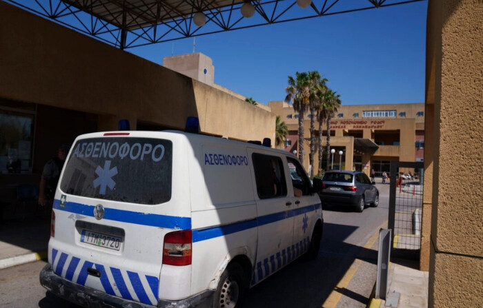 Una ambulancia atraviesa la entrada de un hospital público de la isla de Rodas, adonde fue trasladado el cuerpo del presentador de televisión británico Michael Mosley tras su muerte mientras estaba de vacaciones en la cercana isla de Symi, el 10 de junio de 2024. (Petros Giannakouris/Foto AP)