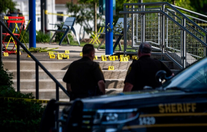 Oficiales del Departamento del Sheriff del Condado de Oakland, el Departamento de Bomberos de Rochester Hills y otras jurisdicciones aseguran la escena de un tiroteo en el Brooklands Plaza Splash Pad en Rochester Hills, Michigan, el 15 de junio de 2024. (Katy Kildee/Detroit News vía AP)