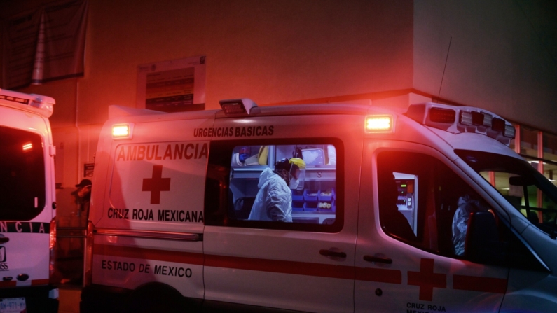 Imagen de archivo. 
Paramédico de la Cruz Roja Mexicana dentro de ambulancia (ALFREDO ESTRELLA/AFP via Getty Images)