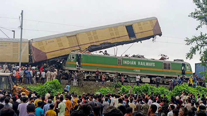 Un tren de carga embiste al Kanchanjunga Express, un tren de pasajeros, cerca de la estación de New Jalpaiguri, en el estado de Bengala Occidental, India, el 17 de junio de 2024. (Diptendu Dutta/Foto AP)