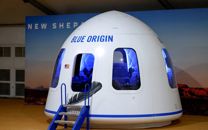 Réplica de una cápsula espacial en la sede de Blue Origin, el día en que el cohete New Shepard de Blue Origin despegó en el cuarto vuelo de turismo suborbital de la empresa del multimillonario Jeff Bezos, con una tripulación de 6 personas, cerca de Van Horn, Texas, el 31 de marzo de 2022. (Ivan Pierre Aguirre/Reuters)