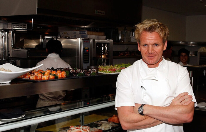 WEST HOLLYWOOD, CA - 4 DE JUNIO: El chef Gordon Ramsay posa en la cocina en la fiesta de inauguración de su nuevo restaurante de Los Ángeles en el London West Hollywood el 4 de junio de 2008 en West Hollywood, California (Frazer Harrison/Getty Images)