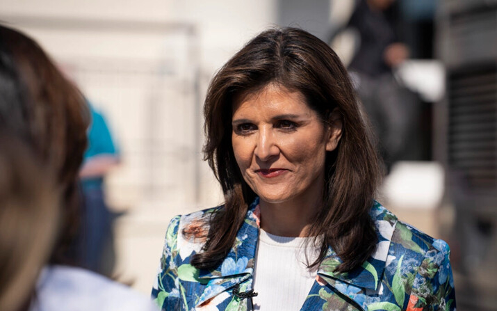 La exembajadora de la ONU Nikki Haley habla con los miembros de la prensa en el edificio municipal Palmetto Terrace de North Augusta, Carolina del Sur, el 21 de febrero de 2024. (Madalina Vasiliu/The Epoch Times)