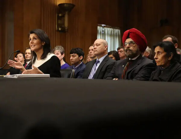 La gobernadora Nikki Haley (R-S.C.), habla, mientras su padre y su madre escuchan de fondo, durante una audiencia en el Capitolio en Washington, el 18 de enero de 2017. (Mark Wilson/Getty Images)