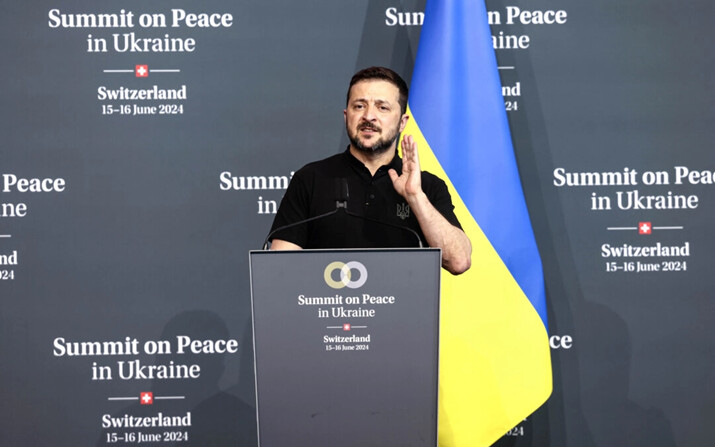 El presidente de Ucrania, Volodymyr Zelenskyy, habla durante la rueda de prensa de clausura de la Cumbre sobre la Paz en Ucrania en Lucerna, Suiza, el 16 de junio de 2024. (Sedat Suna/Getty Images)