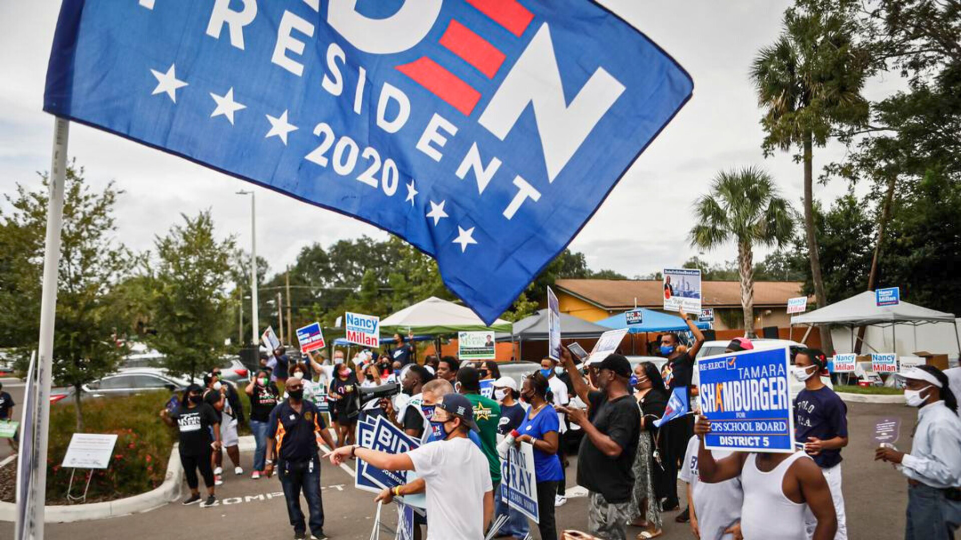 Decenas de personas asisten a la campaña de votantes Almas a las urnas de la sucursal del condado de Hillsborough de la NAACP en Tampa, Florida.