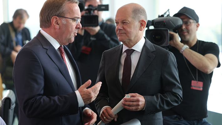 El canciller alemán Olaf Scholz (C) charla con el ministro de Defensa Boris Pistorius (L) durante la reunión semanal del gabinete del gobierno federal en Berlín, Alemania, el 12 de junio de 2024. (Sean Gallup/Getty Images)