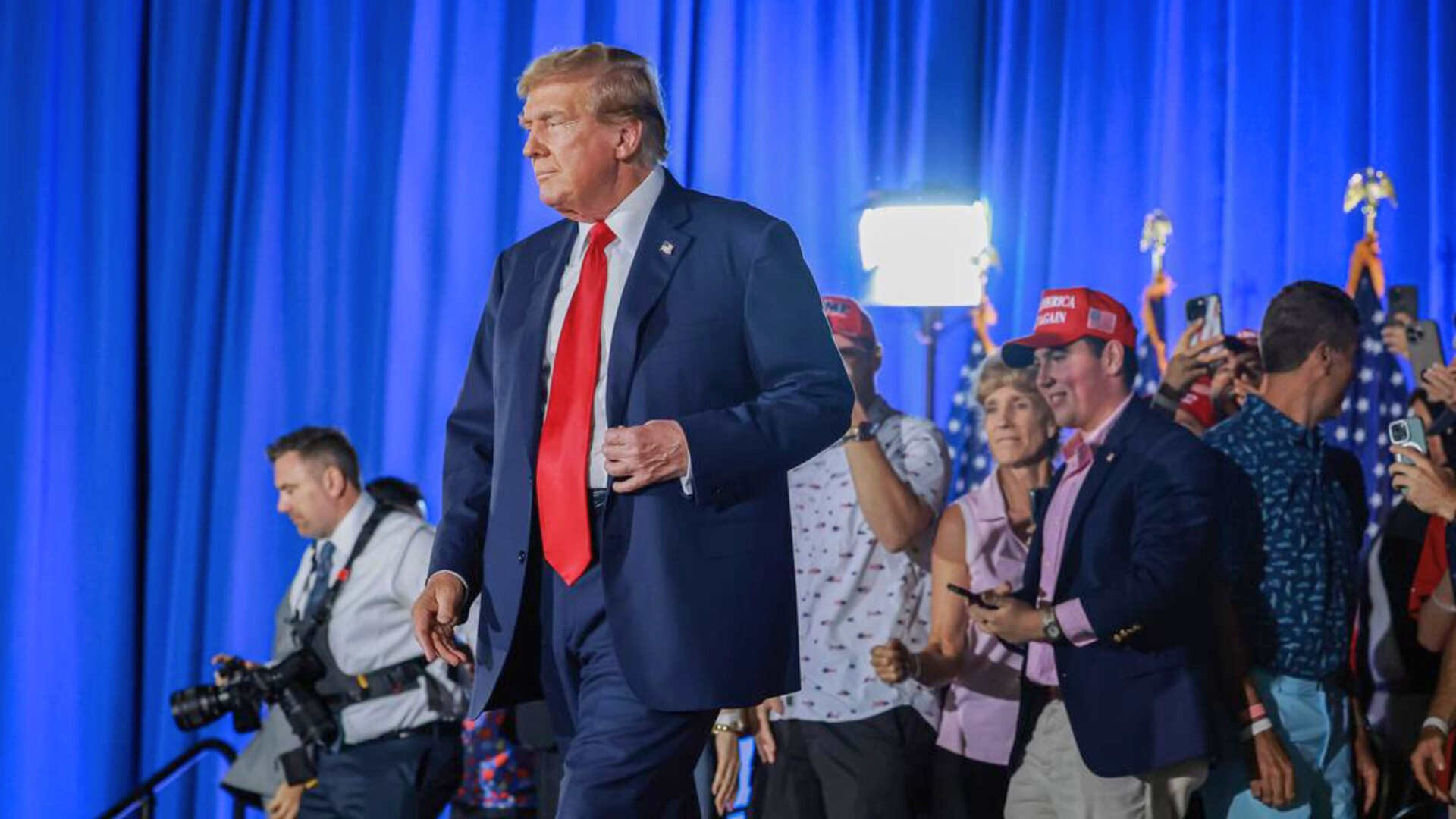 El expresidente Donald Trump llega para hablar en el Centro de Convenciones de Palm Beach en West Palm Beach, Florida, el 14 de junio de 2024. 