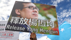 China confirma pena de muerte suspendida de escritor australiano, según sus familiares