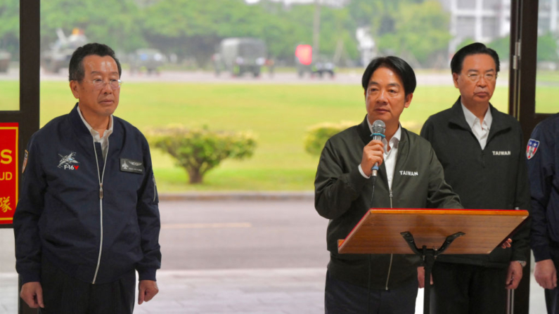 El presidente de Taiwán, Lai Ching-te (c), habla junto al ministro de Defensa, Wellington Koo (i), y el secretario de Seguridad Nacional, Joseph Wu, durante una visita para inspeccionar las tropas militares en Taoyuan, el 23 de mayo de 2024. (Sam Yeh/AFP vía Getty Images)