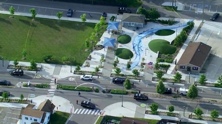 La policía acude al lugar de un tiroteo en el Brooklands Plaza Splash Pad, el sábado 15 de junio de 2024, en Rochester Hills, Michigan. (WXYZ vía AP)