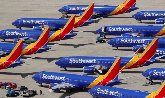 Varios aviones Boeing 737 MAX 8 de Southwest Airlines en tierra se encuentran en el aeropuerto de Victorville en Victorville, California, el 26 de marzo de 2019. (Mike Blake/Reuters)