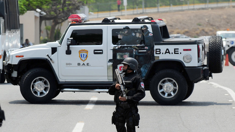 Policías especiales venezolanos se ven en el aeropuerto de La Guaira, a 30 km de Caracas, 18 de marzo de 2010. (Juan Barreto/AFP vía Getty Images)