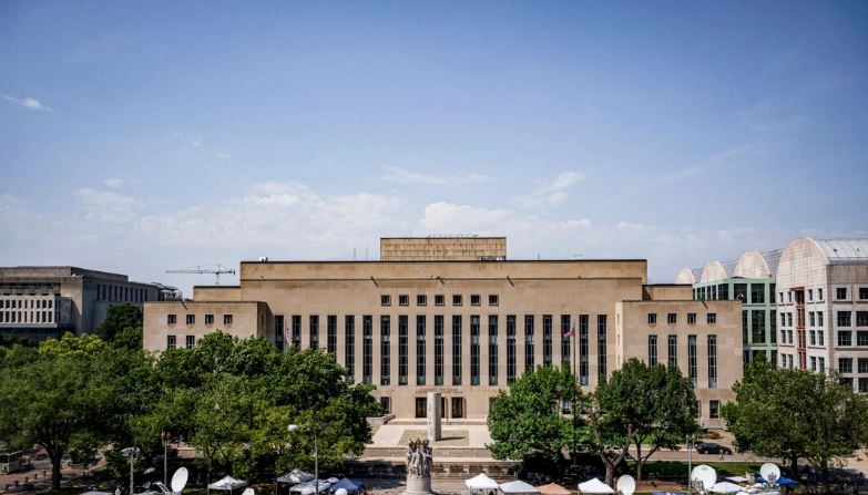 Tiendas de campaña de los medios de comunicación y camiones satélite de televisión fuera de la Corte de Distrito de EE.UU., E. Barrett Prettyman, en Washington, el 27 de julio de 2023. (Drew Angerer/Getty Images)