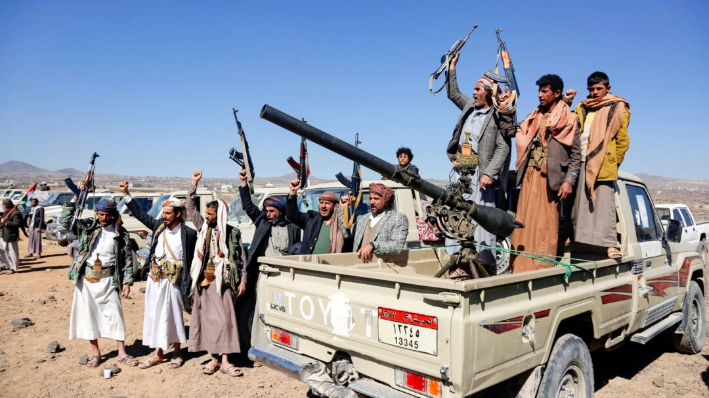Combatientes Houthi y miembros de una tribu organizan una concentración contra los ataques de Estados Unidos y Reino Unido contra instalaciones militares dirigidas por los Houthi cerca de Saná, Yemen, el 14 de enero de 2024. (Foto AP)