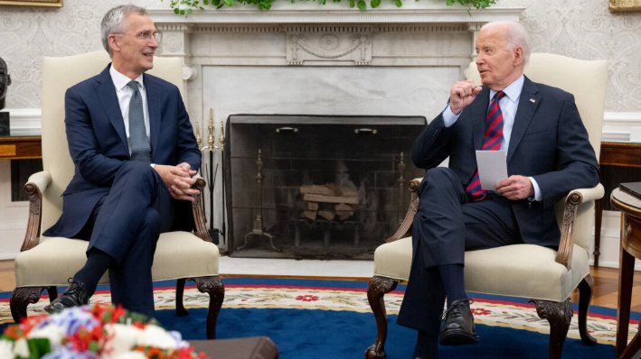 El presidente Joe Biden (d) y el secretario general de la OTAN Jens Stoltenberg se reúnen en el Despacho Oval de la Casa Blanca el 17 de junio de 2024. (Saul Loeb/AFP vía Getty Images)