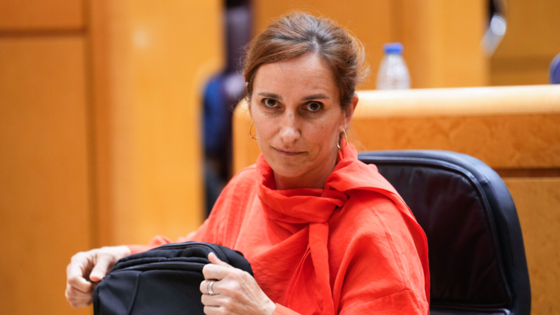 La ministra de Sanidad, Mónica García, durante una sesión de control al Gobierno en el Senado. EFE/ Borja Sánchez-trillo