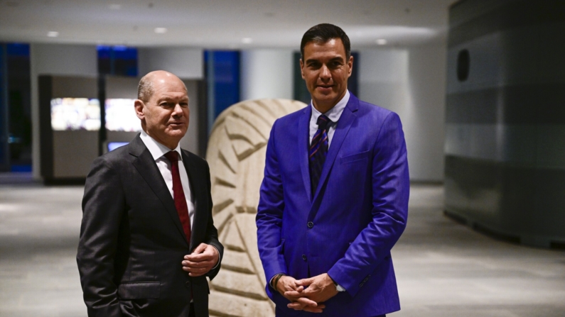 El canciller alemán, Olaf Scholz, y el presidente del Gobierno español, Pedro Sánchez, nombrados negociadores socialistas para los cargos comunitarios, en una foto de archivo (14/10/2022). EFE/EPA/JOHN MACDOUGALL / POOL